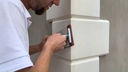 Getrocknete Beschichtungsmasse vorsichtig glattschmirgeln