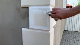 Kanten mit Pinsel und Farbe auf Wasserbasis streichen