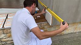 Korrekten Sitz der Bossenplatte mit Wasserwaage prüfen