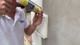 Mit wasserabweisender Acryl Dichtmasse Übergänge zur Hauswand schließen