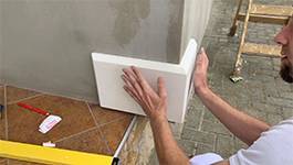 Quadersteine gut an Hauswand andrücken