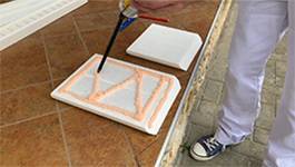 Soudal PU-Kleber auf Rückseite der Bossenecke Berlin DT-1 auftragen