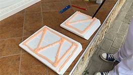 Soudal PU-Kleber auf Rückseite der Bossenecke Berlin DT-2 auftragen