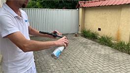 Soudal Schaumpistolen Reiniger auf Schaumpistolenspitze sprühen