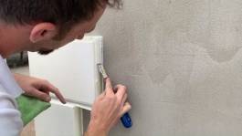 Überschüssige wasserabweisende Dichtmasse entfernen