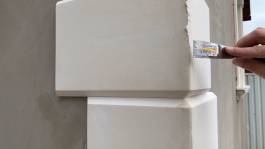 Unverdünnte Beschichtungsmasse auf Stöße auftragen