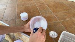 Wasser und Beschichtungsmasse klumpenfrei verrühren