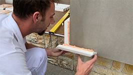 Zweite Bossenplatte auf der anderen Seite der Hausecke ansetzen