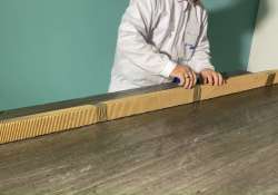 Zum Auspacken der Zierleiste die Verpackung öffnen