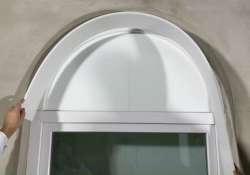 Die biegbare XPS-Platte in die Fensterlaibung kleben.