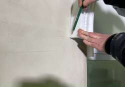 Die Klebefläche für die flexible Zierleiste markieren