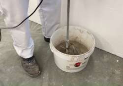 Den Flexkleber klumpenfrei anrühren.