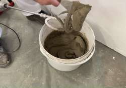 Der angerührte Flexkleber ist eine homogene, zähflüssige Masse