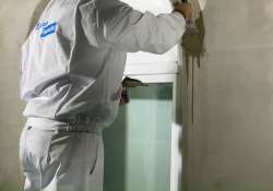 Den Flexkleber am Rundbogen auftragen.