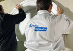 Die flexible Zierleiste am Rundbogen befestigen