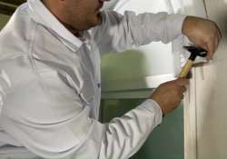 Zierleistenform mit Nägeln fixieren