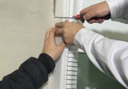 Das fehlende Zierleistenstück vor dem Ansetzen auf Maß schneiden.