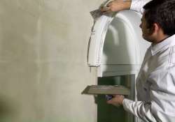 Den herausgequollenen Kleber mit einem Spachtel entfernen