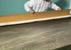 Zierleistenverpackung mit einem Cuttermesser öffnen