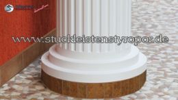 Kannelierter Säulenschaft mit stufigenförmiger Säulenbasis und gefliestem Sockel