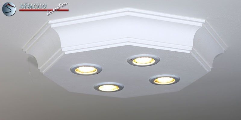 Achteckige Deckenleuchte mit LED Spots und weißen Einbaurahmen Achteckige Deckenleuchte mit LED Spots und weißen Einbaurahmen