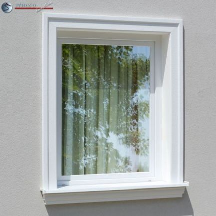 Fensterumrandung mit Faschenleisten und Fensterbankprofilleiste