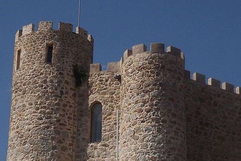 Burg mit quaderförmigen Zinnen