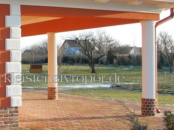Carport Dach von Säulen gestützt