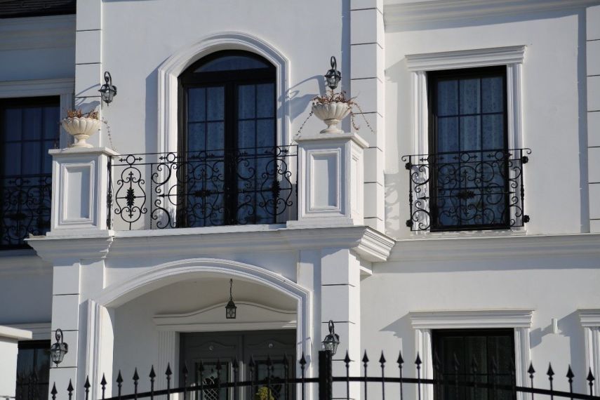 Fassade einer Neubaugebäude in weiß und anthrazit