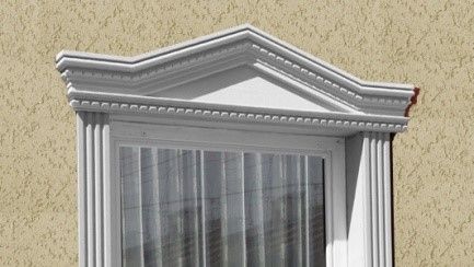 Fensterstuck mit Tympanon Stuckmuster 107-k/104-k und Fassadenprofil Freetown 100