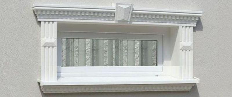 Fensterstuck mit Zinnen-Muster