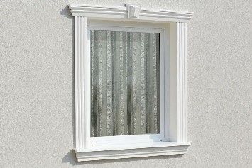Fensterumrandung mit den Fassadenprofilen Freetown 100 und Ankara 108