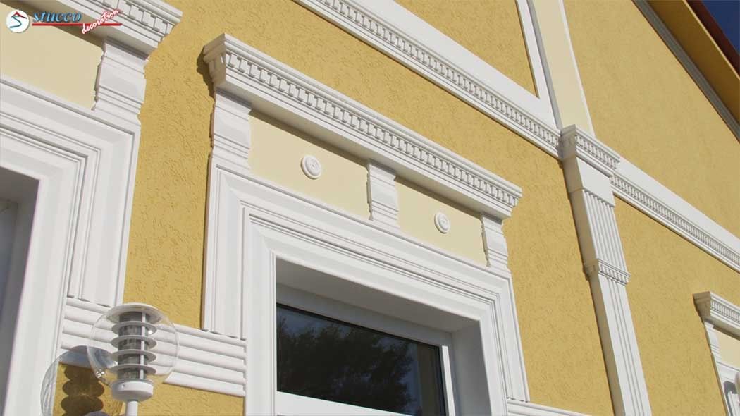 Hausfassade mit Stuckgesims