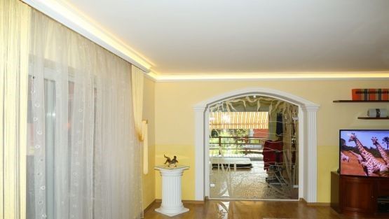 Stuckprofil als Pilaster im Wohnzimmer