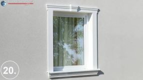 Elegant wirkende Fensterumrandung mit ungemusterter Profilleiste und stufig gestalteter Zierleiste