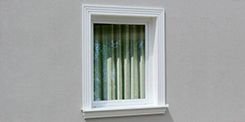 Montage von Fassadenstuck Stuck Fensterumrandung und Fensterstuck mit stoßfest beschichteten Styroporleisten