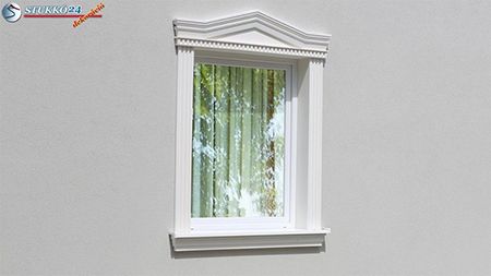 fertige Fensterumrandung mit Fenstergiebel fertige Fensterumrandung mit Fenstergiebel
