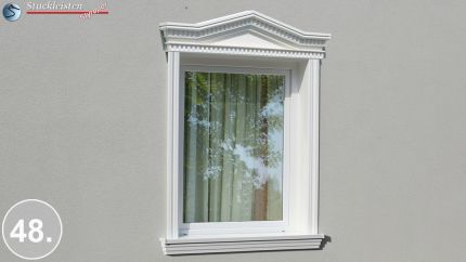 Imposante Fensterumrandung mit Dreieckbekrönung und Außenstuck Profilen