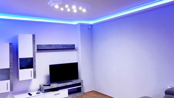 LED Deckenleisten und Deckenlampe aus Styropor im Wohnzimmer