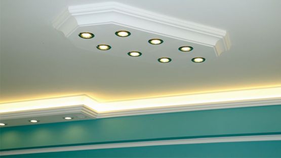 LED Spots in Styropor Lichtleisten als Deckenbeleuchtung