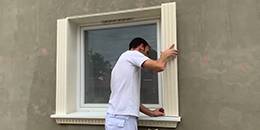 seitliche Zierleiste an die Fassade kleben seitliche Zierleiste an die Fassade kleben