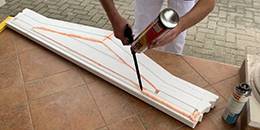 Kleber auf das Fenstergiebel auftragen Kleber auf das Fenstergiebel auftragen