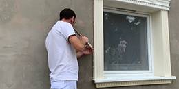 Fuge zwischen Fassade und Zierleiste auffüllen Fuge zwischen Fassade und Zierleiste auffüllen