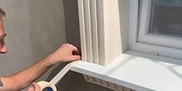 Fensterbank und Fensterrahmen mit Kreppband abkleben Fensterbank und Fensterrahmen mit Kreppband abkleben