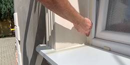 überschüssige Acryl Dichtmasse entfernen überschüssige Acryl Dichtmasse entfernen