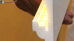 In Stuckleiste eingebaute Reflektorleiste mit LED Strip In Stuckleiste eingebaute Reflektorleiste mit LED Strip