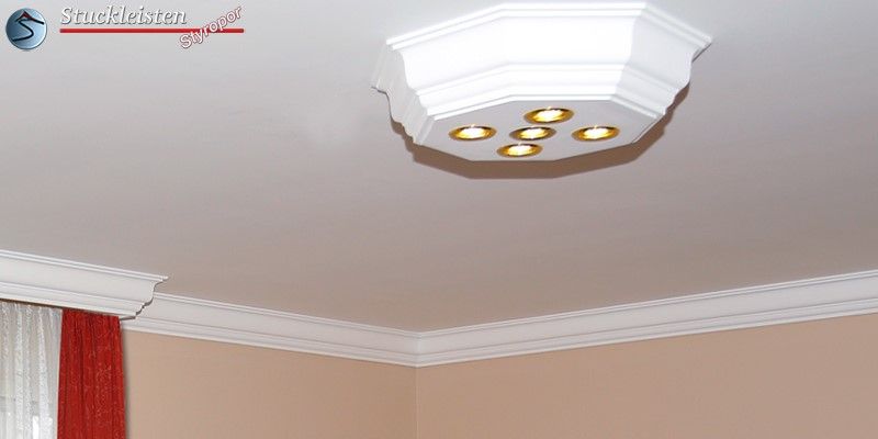 Einheitlicher Stil bei umlaufender Zierleiste und Stuckleuchte mit LED Spots in goldenen Einbaurahmen