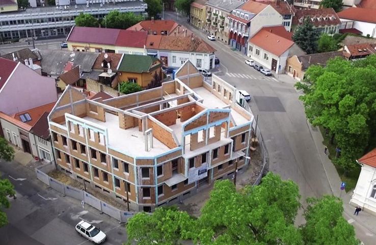 Bauarbeiten in der Altstadt: ein modernes Mehrfamilienhaus entsteht
