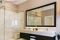 Modernes Badezimmer mit Styroporleisten dekorieren